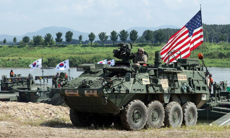 27일 경기 여주시 남한강 일대 훈련장에서 실시한 '한미연합 제병협동 도하훈련'에서 육군 제7공병여단 장병들과 미2사단/한미연합사단 장병들이 부교 도하훈련을 하고 있다. 뉴스1