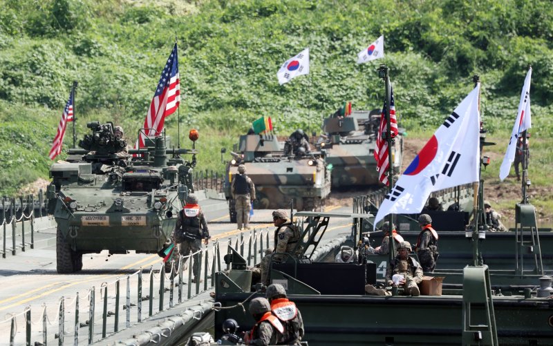 27일 경기 여주시 남한강 일대 훈련장에서 실시한 '한미연합 제병협동 도하훈련'에서 육군 제7공병여단 장병들과 미2사단/한미연합사단 장병들이 부교 도하훈련을 하고 있다. 공동취재단