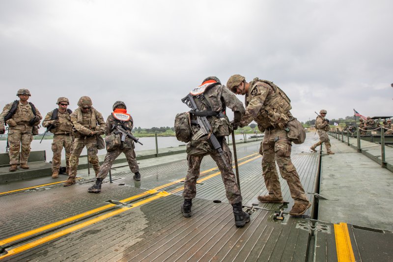육군 제7공병여단은 2025년 UFS/TIGER의 일환으로 지난 25일부터 27일까지 경기도 여주 남한강 일대에서 '한미연합 제병협동 도하훈련'을 실시했다. 한미연합 도하작전능력을 제고하기 위해 실시된 이번 훈련에는 한미 장병 300여 명과 한측 자주도하장비 수룡, 미측 스트라이커 장갑차 등 총 130여 대의 장비가 투입되었다. 사진은 7공병여단 및 미2사단/한미연합사단 장병들이 내부교절을 상호결합해 연합부교를 구축하고 있는 모습. 육군 제공