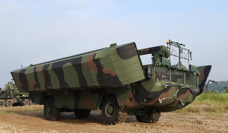 27일 경기 여주시 남한강 일대 훈련장에서 실시한 '한미연합 제병협동 도하훈련'에서 육군 제7공병여단 장병들이 한국형 자주도하장비 '수룡'을 이용해 부교 도하훈련을 하고 있다. 공동취재단