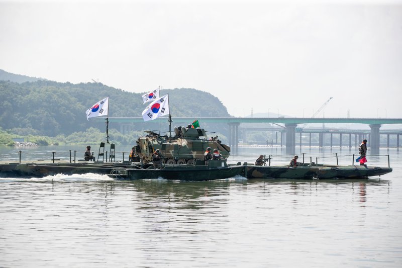 육군 제7공병여단은 2025년 UFS/TIGER의 일환으로 25일부터 27일까지 경기도 여주 남한강 일대에서 '한미연합 제병협동 도하훈련'을 실시했다. 한미연합 도하작전능력을 제고하기 위해 실시된 이번 훈련에는 한미 장병 300여 명과 한측 자주도하장비 수룡, 미측 스트라이커 장갑차 등 총 130여 대의 장비가 투입되었다. 사진은 7공병여단 장병들이 문교를 이용해 K200장갑차를 도하시키는 모습. 육군 제공
