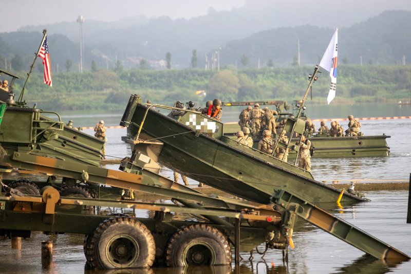 육군 제7공병여단은 2025년 UFS/TIGER의 일환으로 지난 25일부터 27일까지 경기도 여주 남한강 일대에서 '한미연합 제병협동 도하훈련'을 실시했다. 한미연합 도하작전능력을 제고하기 위해 실시된 이번 훈련에는 한미 장병 300여 명과 한측 자주도하장비 수룡, 미측 스트라이커 장갑차 등 총 130여 대의 장비가 투입되었다. 사진은 7공병여단 장병들이 도하지점에 교량가설단정을 전개시키는 모습. 육군 제공