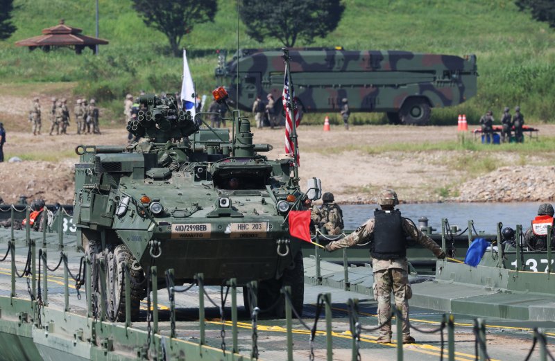 27일 경기 여주시 남한강 일대 훈련장에서 실시한 '한미연합 제병협동 도하훈련'에서 육군 제7공병여단 장병들과 미2사단/한미연합사단 장병들이 부교 도하훈련을 하고 있다. 공동취재단