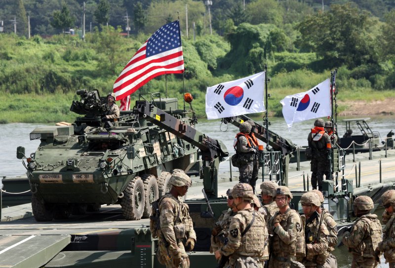 지난 8월 27일 경기 여주시 남한강 일대 훈련장에서 실시한 '한미연합 제병협동 도하훈련'에서 육군 제7공병여단 장병들과 미2사단/한미연합사단 장병들이 부교 도하훈련을 하고 있다. 카지노 바카라1