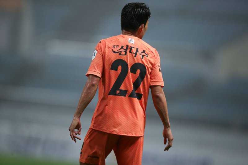 지난해 제주SK FC 선수들이 제주월드컵경기장에서 열린 '치매, It's OKay' 캠페인 경기 후반전에 선수 이름이 빠진 특별 유니폼을 입고 뛰고 있다. '이름 없는 유니폼'은 이름과 사람을 기억하는 데 어려움을 겪을 수 있는 치매의 기억장애를 상징한다. /사진=제주SK 제공