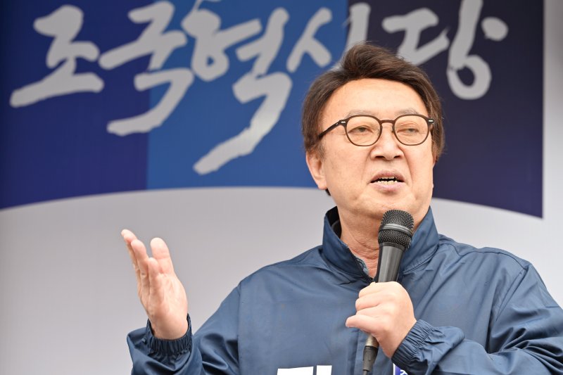 [영광=뉴시스] 이영주 기자 = 장현 조국혁신당 영광군수 후보가 3일 오전 전남 영광군 영광전통시장 앞에서 열린 선거캠프 출정식에서 유세하고 있다. 2024.10.03. leeyj2578@newsis.com