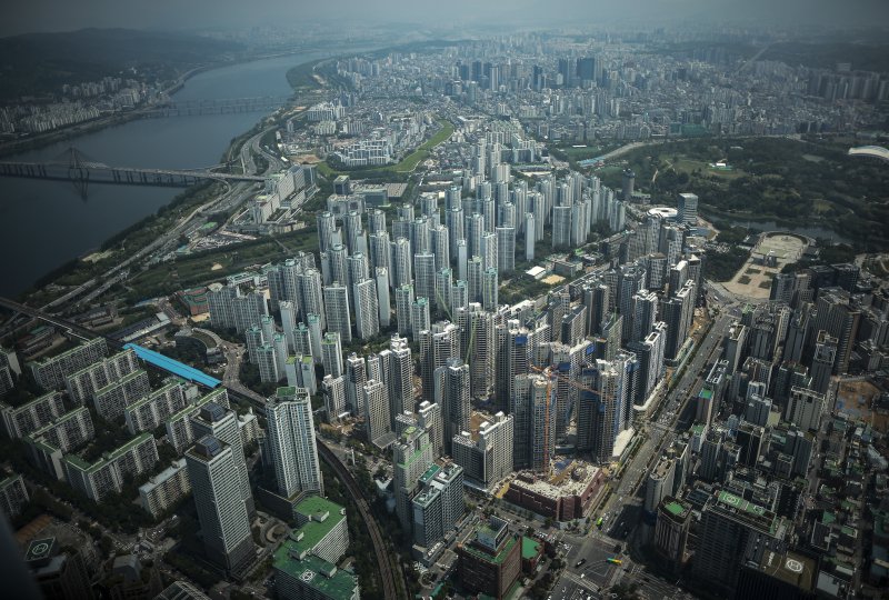 [서울=뉴시스] 정병혁 기자 = 서울 송파구 롯데월드타워 전망대 서울스카이에서 바라본 서울시내 아파트. 2025.05.13. jhope@newsis.com