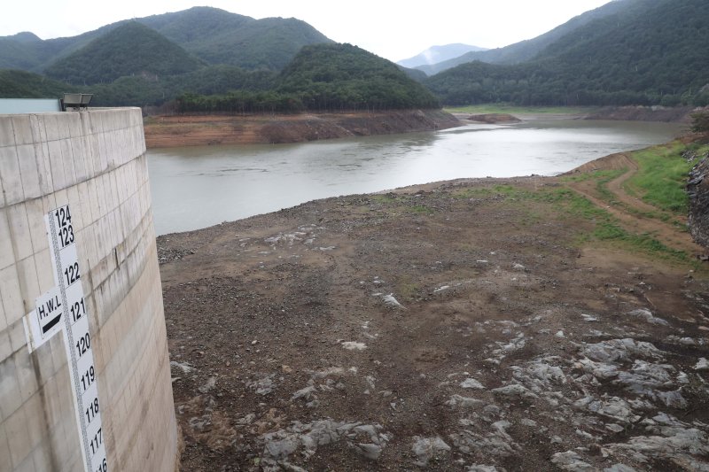 극심한 가뭄으로 인해 지난 26일 강릉시 성산면 오봉저수지가 바닥을 드러내고 있다. 뉴시스