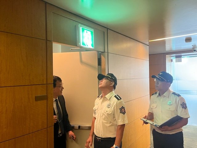 [광주=뉴시스] 최정식 광주 서부소방서장이 27일 세계양궁대회 선수단이 투숙하는 지역 내 숙박업소를 방문해 소방안전 지도·점검을 하고 있다. (사진 = 서부소방 제공) 2025.08.27. photo@newsis.com *재판매 및 DB 금지