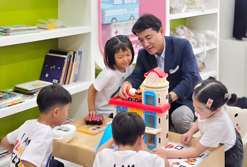 평창 송어야놀자 장난감 도서관이 27일 열린 가운데 김진태 도지사가 어린이들과 함께 시설을 이용해보고 있다. 강원자치도 제공