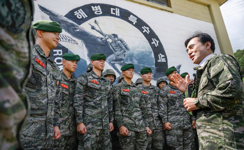 안규백 국방부장관은 27일, 해병대 특수수색대대와 해병대 2사단 예하 말도 소초를 방문해 대비태세를 점검하고 장병들을 격려했다. 해병대 특수수색대대 장병들과 대화하며 격려하는 모습. 국방부 제공