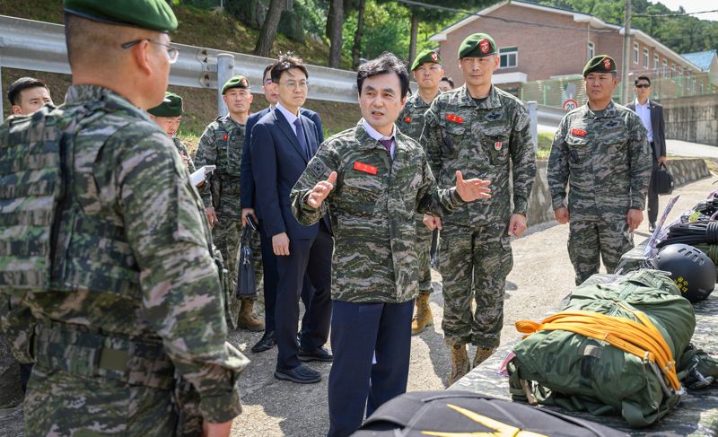 안규백 국방부장관은 27일, 해병대 특수수색대대와 해병대 2사단 예하 말도 소초를 방문해 대비태세를 점검하고 장병들을 격려했다. 해병대 특수수색대대에서 특수장비를 소개하고 있다. 국방부 제공