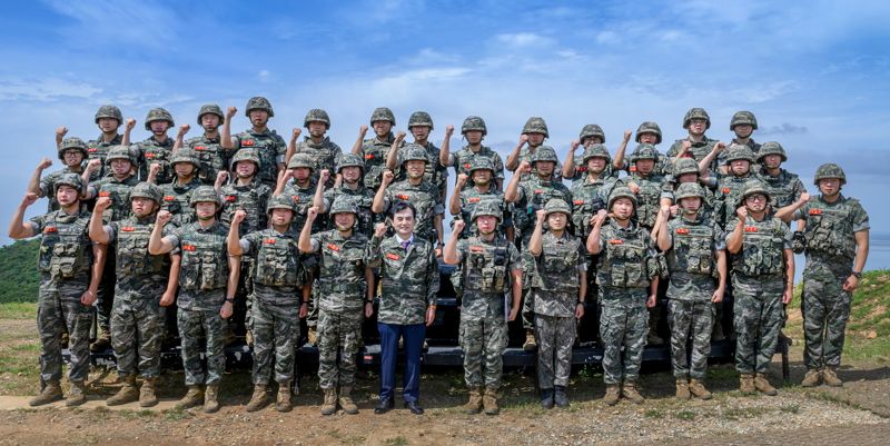 안규백 국방부장관은 27일, 해병대 특수수색대대와 해병대 2사단 예하 말도 소초를 방문해 대비태세를 점검하고 장병들을 격려했다. 말도소초에 근무하는 장병들과 단체 기념 사진을 촬영하고 있다. 국방부 제공