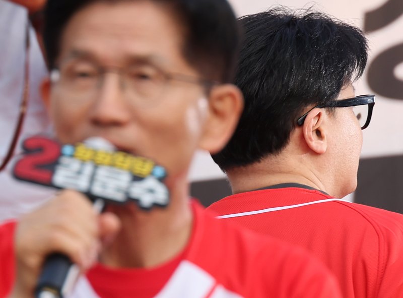 [서울=뉴시스] 권창회 기자 = 한동훈 전 국민의힘 대표가 26일 서울 도봉구 방학사거리 인근에서 열린 김문수 국민의힘 대선 후보의 집중유세에서 합동유세를 마치고 이동하고 있다. (공동취재) 2025.05.26. photo@newsis.com