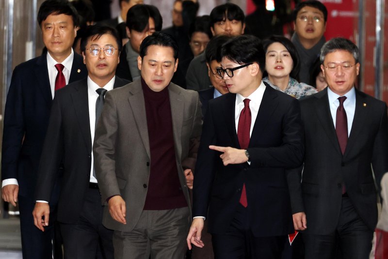 [서울=뉴시스] 조성봉 기자 = 한동훈 국민의힘 대표와 장동혁 최고위원이 12일 오전 서울 여의도 국회에서 열린 비공개 최고위원회의에 참석하고 있다. 2024.12.12. suncho21@newsis.com