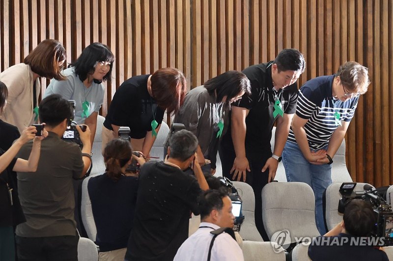 인사하는 오송 참사 유족들 (출처=연합뉴스)