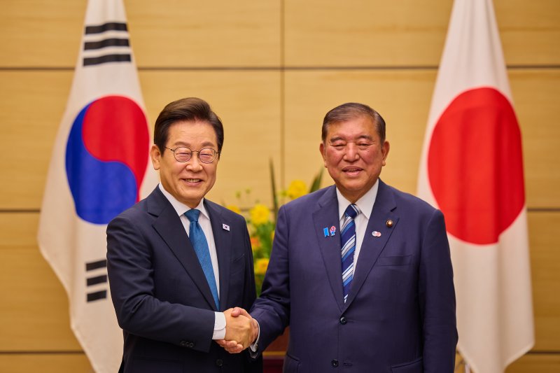 이재명 대통령과 이시바 시게루 일본 총리가 23일 일본 도쿄 총리 관저에서 소인수 정상회담에 앞서 기념촬영을 하고 있다. (이재명 대통령 SNS. 재판매 및 DB금지) 2025.8.25/뉴스1 ⓒ News1 이재명 기자