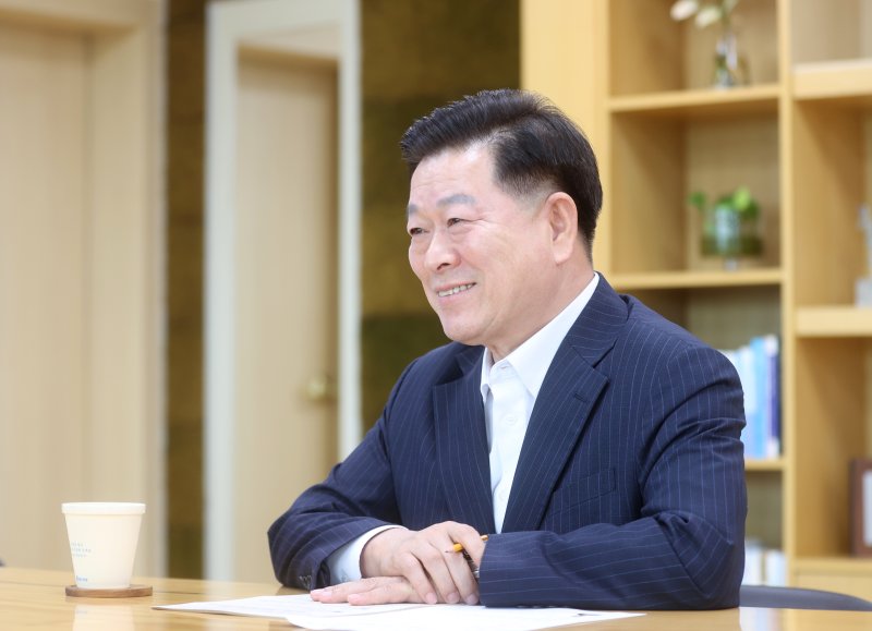 박승원 경기 광명시장이 27일 광명시청 집무실에서 지방자치의 성공적 모델에 대한 구상과 실천 방안 등을 설명하고 있다. 광명시청 제공