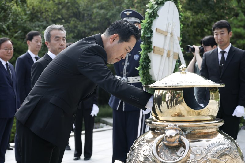 野 대표는 서울에서장동혁 국민의힘 신임 당대표가 27일 국립서울현충원 박정희 전 대통령 묘역을 찾아 분향하고 있다. 연합뉴스