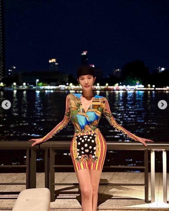 54세 김혜수, 초미니 원피스 입고 뽐낸 각선미…완벽 콜라병 자태