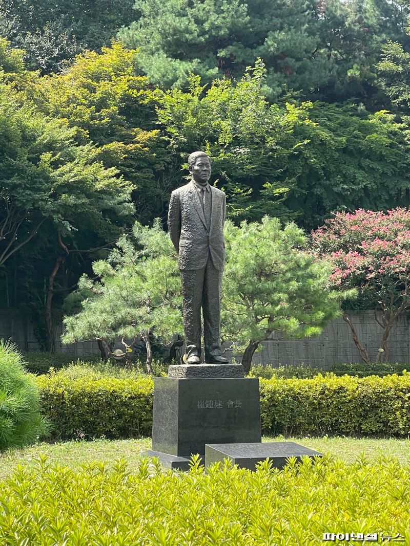 지난 27일 수원 선경도서관 내 최종건 SK그룹 창업회장 동상. 사진=권준호 기자