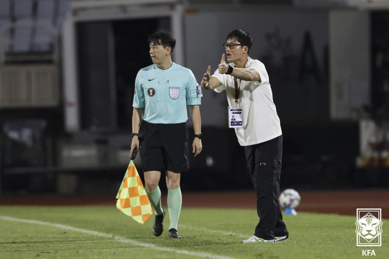 2025 하나은행 코리아컵 준결승 2차전 부천FC1995와 광주FC의 경기. 이정효 광주 감독이 작전을 지시하고 있다.대한축구협회 제공