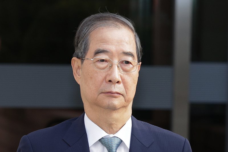 12·3 비상계엄 과정에서 윤석열 전 대통령의 내란 행위를 방조한 혐의를 받는 한덕수 전 국무총리가 27일 오후 서초구 서울중앙지방법원에서 열린 구속 전 피의자 심문(영장실질심사)을 마친 후 호송차에 탑승하고 있다. 2025.8.27/뉴스1 ⓒ News1 신웅수 기자