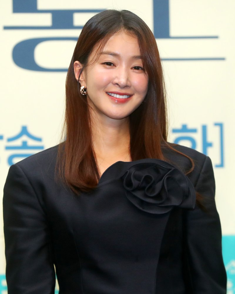 [서울=뉴시스] 김혜진 기자 = 배우 이시영이 16일 오후 서울 마포구 스탠포드호텔에서 열린 ENA 새 월화드라마 '살롱 드 홈즈' 제작발표회에서 포즈를 취하고 있다. 2025.06.16. jini@newsis.com