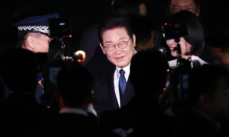 '3박 6일' 일본·미국 순방 일정을 마친 이재명 대통령이 28일 새벽 경기도 성남 서울공항을 통해 귀국하고 있다. 사진=뉴스1