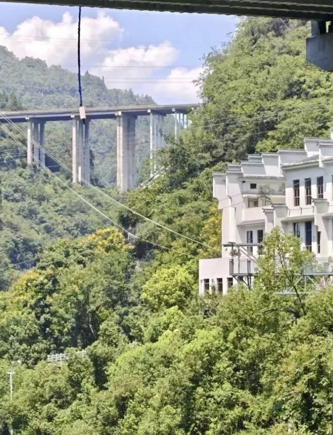 [뉴시스] 끊어진 번지점프 로프가 위에 매달린채 늘어진 모습.(사진=샤오상천바오)