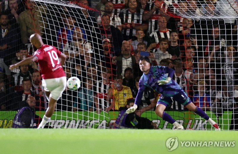 승부차기 마지막 키커로 나서 실축하는 맨유의 브라이언 음뵈모 (출처=연합뉴스)