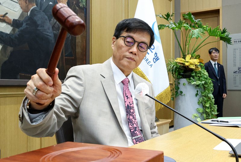 이창용 한국은행 총재가 지난달 금융통화위원회 본회의에서 의사봉을 두드리고 있다. ⓒ News1 김도우 기자