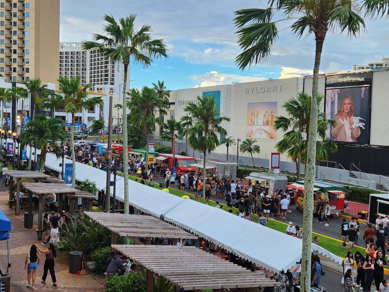 괌 투몬 야시장 플레저 아일랜드(괌정부관광청 제공)