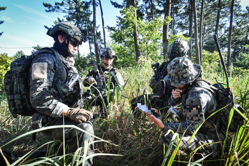육군특수전사령부는 2025년 UFS/TIGER의 일환으로 지난 25일부터 27일까지 충남 태안 안면도 해상훈련장 일대에서 '한미연합 해상침투훈련'을 실시했다. 한미연합 특수작전능력 강화를 위해 실시된 이번 훈련에는 한미 장병 40여 명과 미측 F-16전투기 및 UH-60헬기 등이 투입되었다. 사진은 특전대원들이 적 시설에 항공화력을 유도하고 있는 모습. 육군 제공