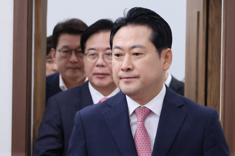 장동혁 국민의힘 대표가 28일 서울 여의도 국회에서 열린 최고위원회의에 참석하고 있다. 연합뉴스