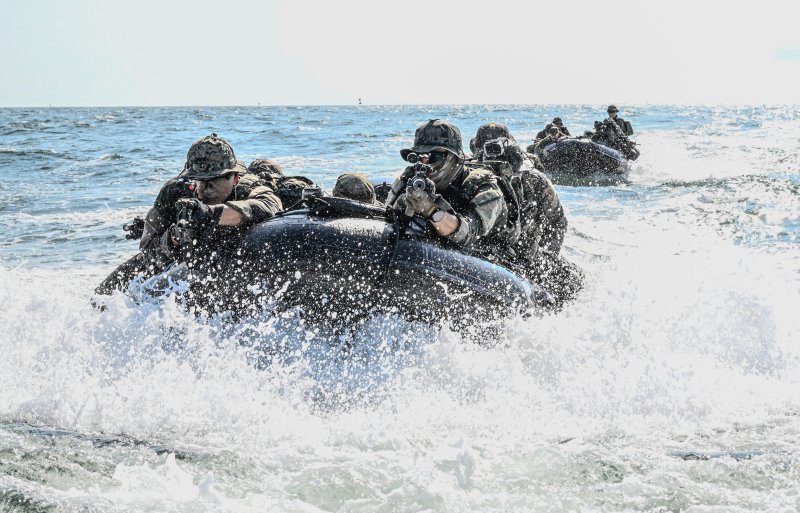 육군특수전사령부는 2025년 UFS/TIGER의 일환으로 지난 25일부터 27일까지 충남 태안 안면도 해상훈련장 일대에서 '한미연합 해상침투훈련'을 실시했다.한미연합 특수작전능력 강화를 위해 실시된 이번 훈련에는 한미 장병 40여 명과 미측 F-16전투기 및 UH-60헬기 등이 투입되었다. 사진은 헬기에서 이탈한 특전대원들이 고무보트를 이용해 접안지역으로 접근하는 모습. 육군 제공