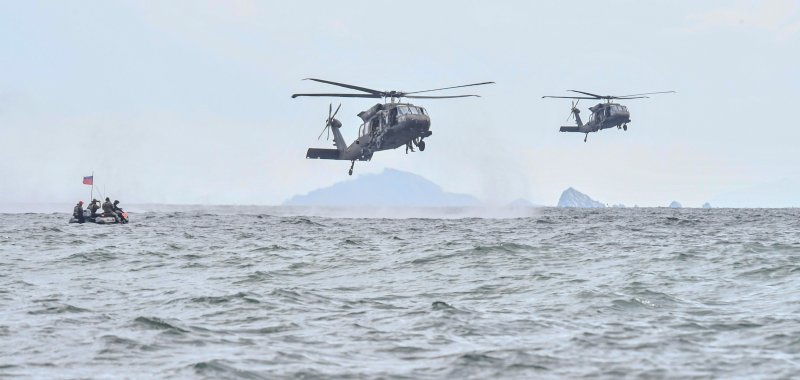 육군특수전사령부는 2025년 UFS/TIGER의 일환으로 지난 8월25일부터 27일까지 충남 태안 안면도 해상훈련장 일대에서 '한미연합 해상침투훈련'을 실시했다.한미연합 특수작전능력 강화를 위해 실시된 이번 훈련에는 한미 장병 40여 명과 미측 F-16전투기 및 UH-60헬기 등이 투입되었다. 사진은 목표 해상에 도착한 특전대원들이 헬기에서 이탈하고 있는 모습. 육군 제공