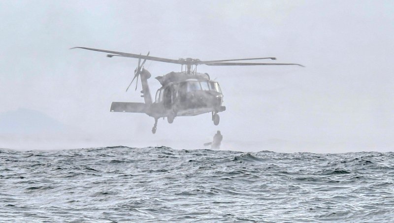 육군특수전사령부는 2025년 UFS/TIGER의 일환으로 지난 25일부터 27일까지 충남 태안 안면도 해상훈련장 일대에서 '한미연합 해상침투훈련'을 실시했다.한미연합 특수작전능력 강화를 위해 실시된 이번 훈련에는 한미 장병 40여 명과 미측 F-16전투기 및 UH-60헬기 등이 투입되었다. 사진은 목표 해상에 도착한 특전대원들이 헬기에서 이탈하고 있는 모습. 육군 제공