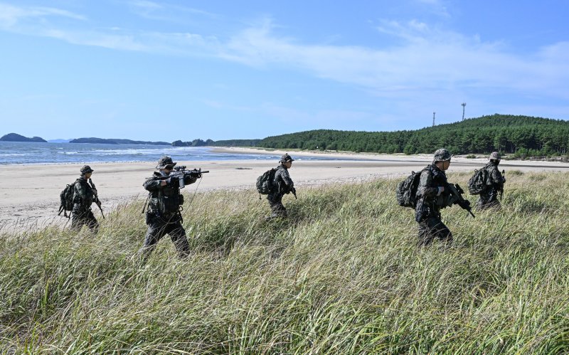 육군특수전사령부는 2025년 UFS/TIGER의 일환으로 지난 25일부터 27일까지 충남 태안 안면도 해상훈련장 일대에서 '한미연합 해상침투훈련'을 실시했다.한미연합 특수작전능력 강화를 위해 실시된 이번 훈련에는 한미 장병 40여 명과 미측 F-16전투기 및 UH-60헬기 등이 투입되었다. 사진은 접안지역에 상륙한 특전대원들이 내륙에 위치한 적 시설을 향해 침투하는 모습. 육군 제공