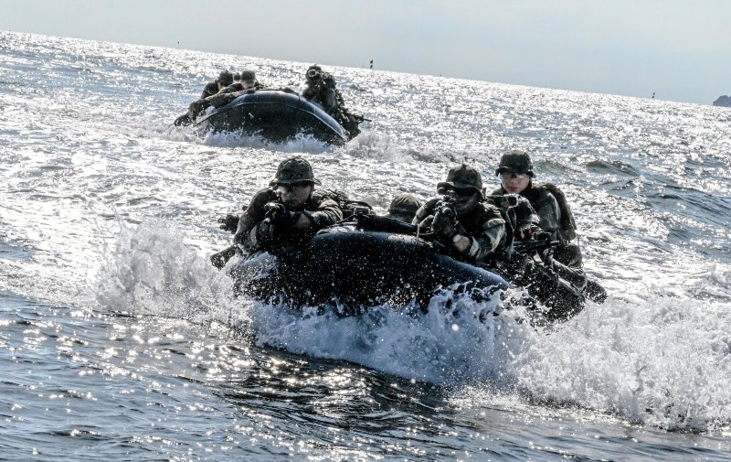 육군특수전사령부는 2025년 UFS/TIGER의 일환으로 지난 25일부터 27일까지 충남 태안 안면도 해상훈련장 일대에서 '한미연합 해상침투훈련'을 실시했다.한미연합 특수작전능력 강화를 위해 실시된 이번 훈련에는 한미 장병 40여 명과 미측 F-16전투기 및 UH-60헬기 등이 투입되었다. 사진은 헬기에서 이탈한 특전대원들이 고무보트를 이용해 접안지역으로 접근하는 모습. 육군 제공