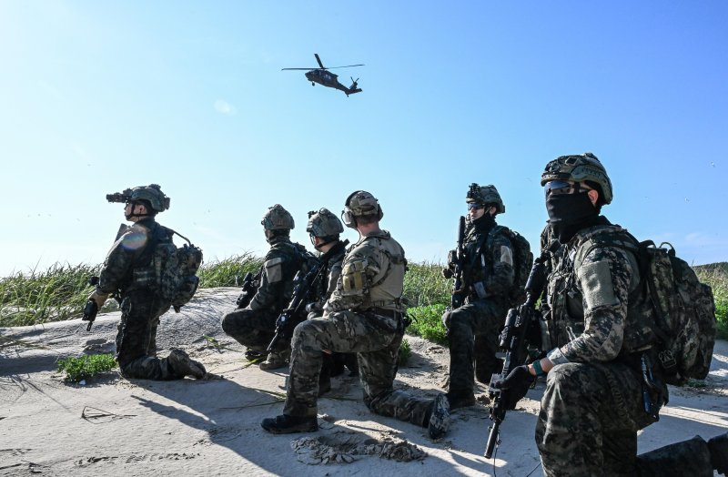 육군특수전사령부는 2025년 UFS/TIGER의 일환으로 지난 25일부터 27일까지 충남 태안 안면도 해상훈련장 일대에서 '한미연합 해상침투훈련'을 실시했다.한미연합 특수작전능력 강화를 위해 실시된 이번 훈련에는 한미 장병 40여 명과 미측 F-16전투기 및 UH-60헬기 등이 투입되었다. 사진은 항공화력 유도로 적 시설을 성공적으로 제거한 특전대원들이 헬기를 이용해 작전지역을 이탈하는 모습. 육군 제공