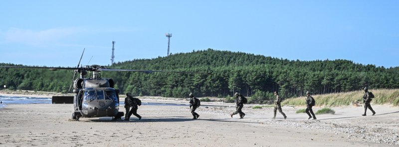 육군특수전사령부는 2025년 UFS/TIGER의 일환으로 지난 25일부터 27일까지 충남 태안 안면도 해상훈련장 일대에서 '한미연합 해상침투훈련'을 실시했다.한미연합 특수작전능력 강화를 위해 실시된 이번 훈련에는 한미 장병 40여 명과 미측 F-16전투기 및 UH-60헬기 등이 투입되었다. 사진은 항공화력 유도로 적 시설을 성공적으로 제거한 특전대원들이 헬기를 이용해 작전지역을 이탈하는 모습. 육군 제공