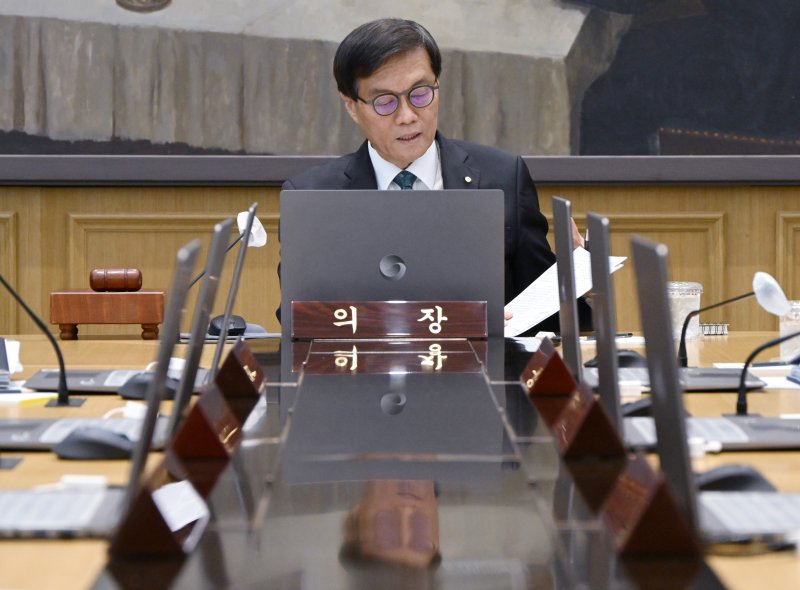 이창용 한국은행 총재가 지난 8월 28일 서울 중구 한국은행에서 열린 금융통화위원회에서 자료를 살펴보고 있다. 뉴시스.