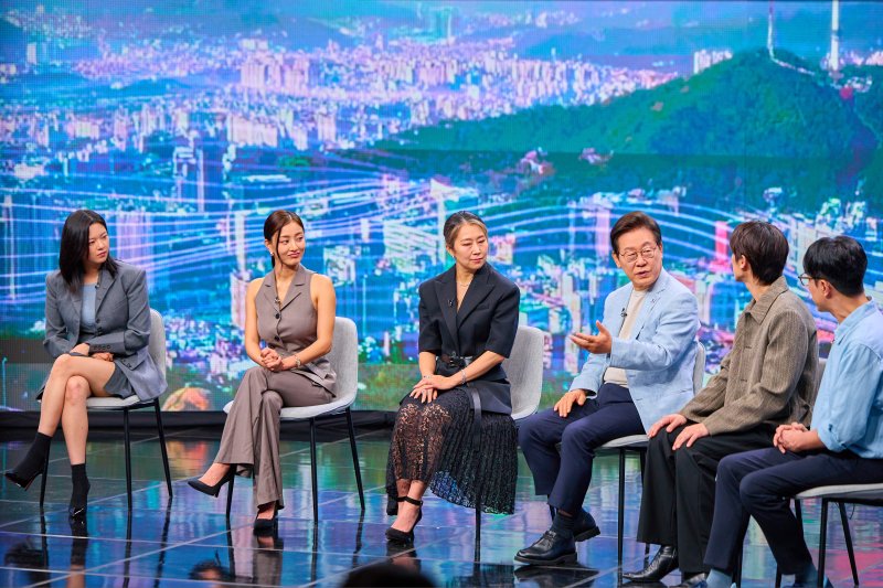 이재명 대통령이 20일 서울 서초동 아리랑국제방송에서 녹화되는 특별 프로그램 '케이팝 더 넥스트 챕터(K-Pop:The Next Chapter)'에 출연해 넷플릭스 애니메이션 '케이팝 데몬 헌터스'(케데헌) 메기 강 감독, 걸그룹 트와이스 멤버 등 출연진들과 K팝 산업의 미래에 관해 논의하고 있다. (대통령실 제공. 재판매 및 DB 금지) 2025.8.20/뉴스1 ⓒ News1 허경 기자