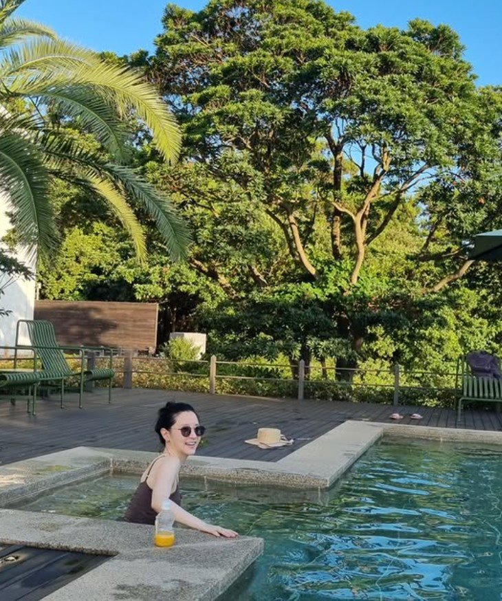 54세 이영애 여전히 청순…수영장서 뽐낸 우아美