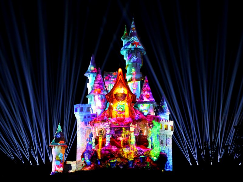 야간 멀티미디어 맵핑쇼 '글로리 라이츠'. 롯데월드 어드벤처 부산 제공