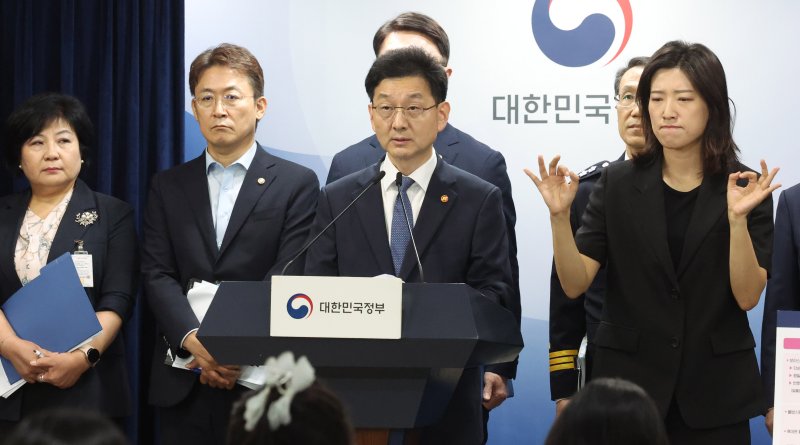 윤창렬 국무조정실장이 28일 오전 서울 종로구 정부서울청사에서 '보이스피싱 근절 종합대책' 합동브리핑을 하고 있다. 뉴시스 제공.