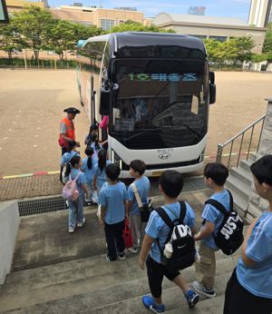 인천시교육청은 28일부터 현장체험학습 안전요원 배치 사업을 본격 추진한다. 사진은 연수구 해송초등학교 현장체험학습 출발 모습. 인천시교육청 제공.
