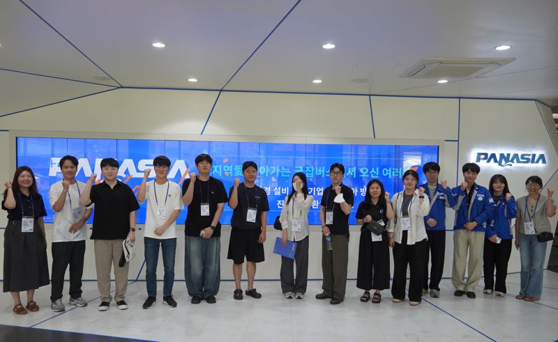 지난 26일부터 27일까지 이틀간 부산 지·산·학 브랜치 가입 우수 중소기업 6곳을 탐방하는 ‘지역애(愛) 찾아가는 굿잡(Good job) 버스’ 행사가 열려 참여 청년들과 기업 관계자들이 기념촬영하고 있는 모습. 부산테크노파크 제공