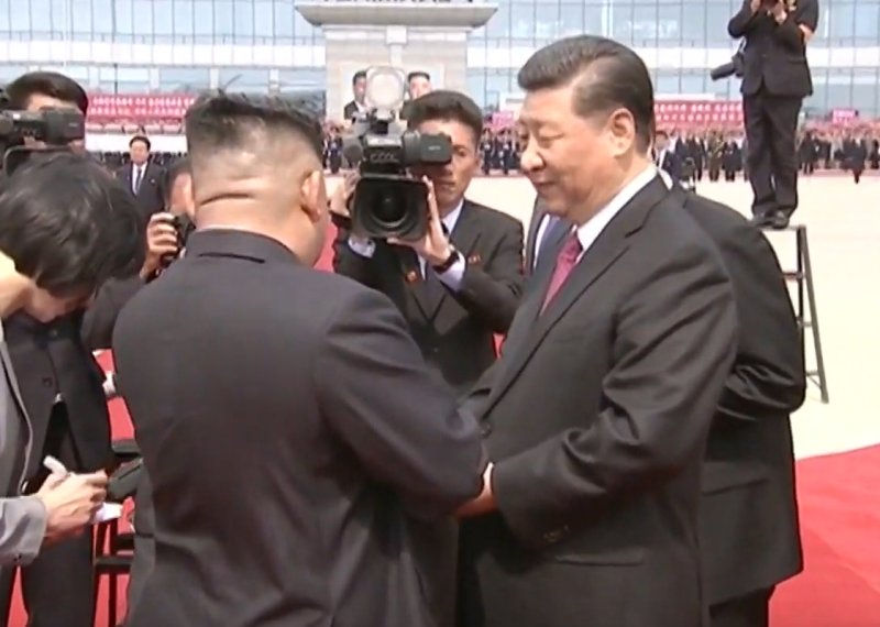 시진핑 중국 국가주석(오른쪽)이 2019년 6월 21일 평양 순안공항에서 실시간 바카라사이트 북한 국무위원장의 환송을 받고 있다.뉴스1